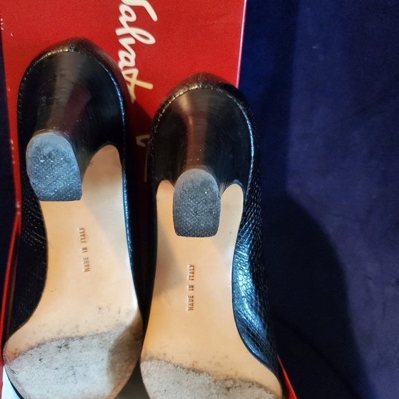Salvatore Farragamos Black Pumps - Picture 5 of 8
